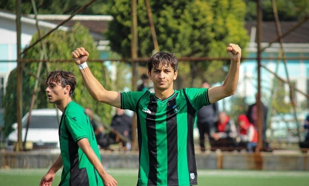 Trendyol Süper Lig ekiplerinden Kocaelispor alt yapıdan yetiştirdiği stoper Mikdat