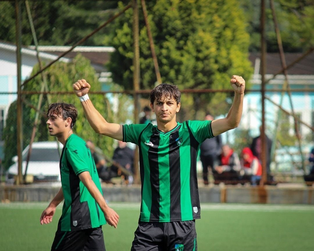 Trendyol Süper Lig ekiplerinden Kocaelispor alt yapıdan yetiştirdiği stoper Mikdat