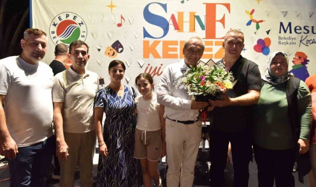 Yeni Mahalle’de düzenlenen ‘Sahne Kepez’ etkinliklerine katılan Kepez Belediye Başkanı
