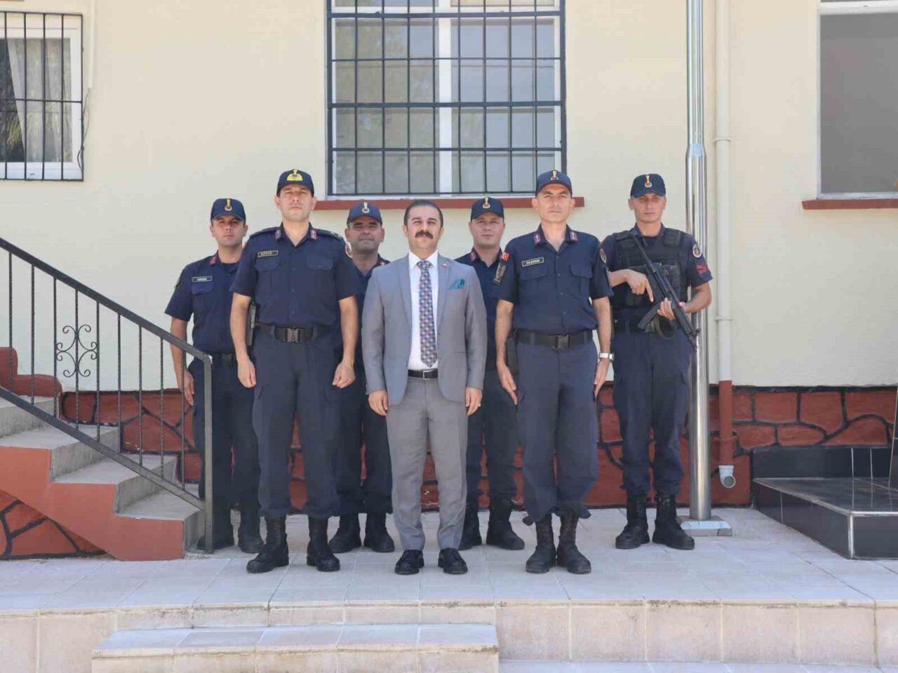 Koçarlı Kaymakamı Ramazan Taşkın, Çakırbeyli Jandarma Karakol Komutanlığını ziyaret ederek