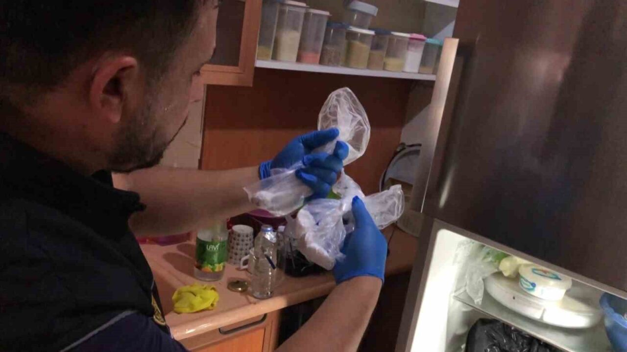Adana’da buzdolabı ve mutfak dolabı içerisinde paketler halinde kokain yakalatan