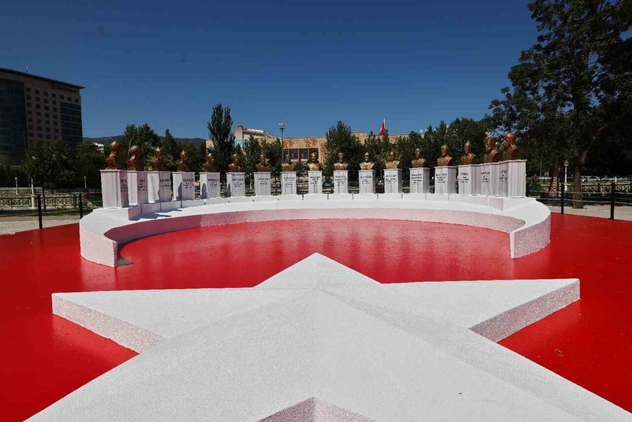 Tokat Belediyesi’nin yaptırdığı Türk Devletleri ve Türk Büyükleri Anıtı, kentin