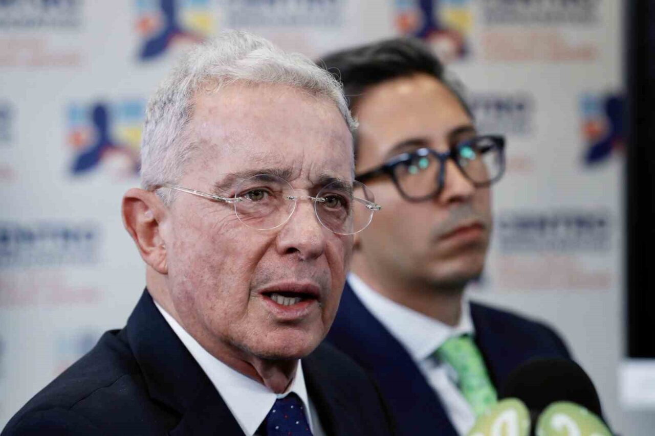 Kolombiya’da eski Devlet Başkanı Alvaro Uribe’ye tanık manipülasyonu, usulsüzlük ve