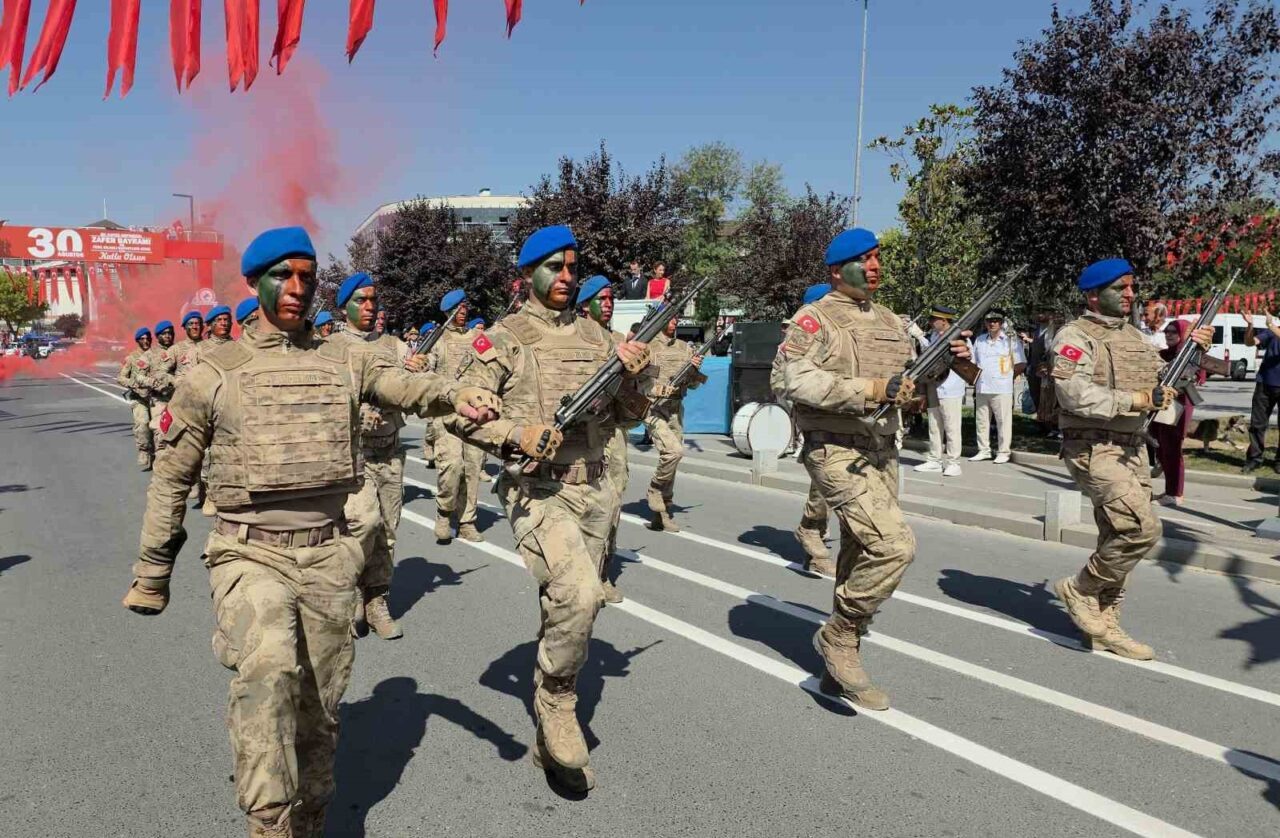 DÜZCE(İHA) – Düzce’de 30 Ağustos Zafer Bayramı kutlamaları çerçevesinde Jandarma