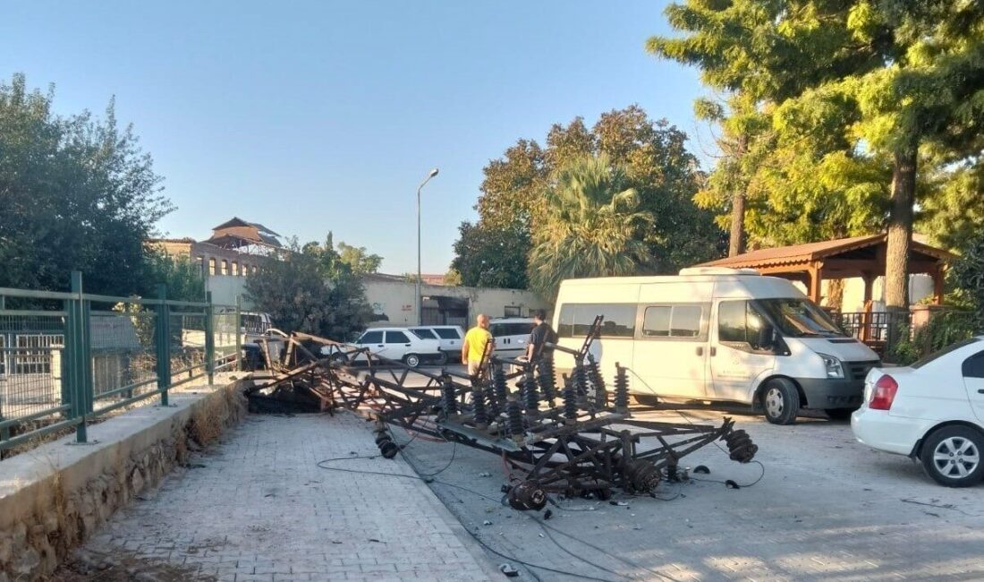 Muğla’nın Milas ilçesinde bir kömür kamyonu manevra sırasında koskoca elektrik