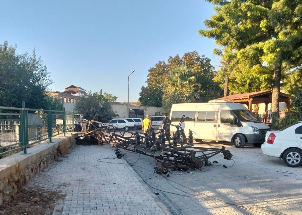 Muğla’nın Milas ilçesinde bir kömür kamyonu manevra sırasında koskoca elektrik