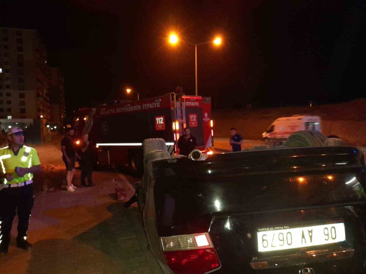 Malatya’nın Yeşilyurt ilçesinde sürücüsünün kontrolünden çıkan otomobil devrilip ters döndü.