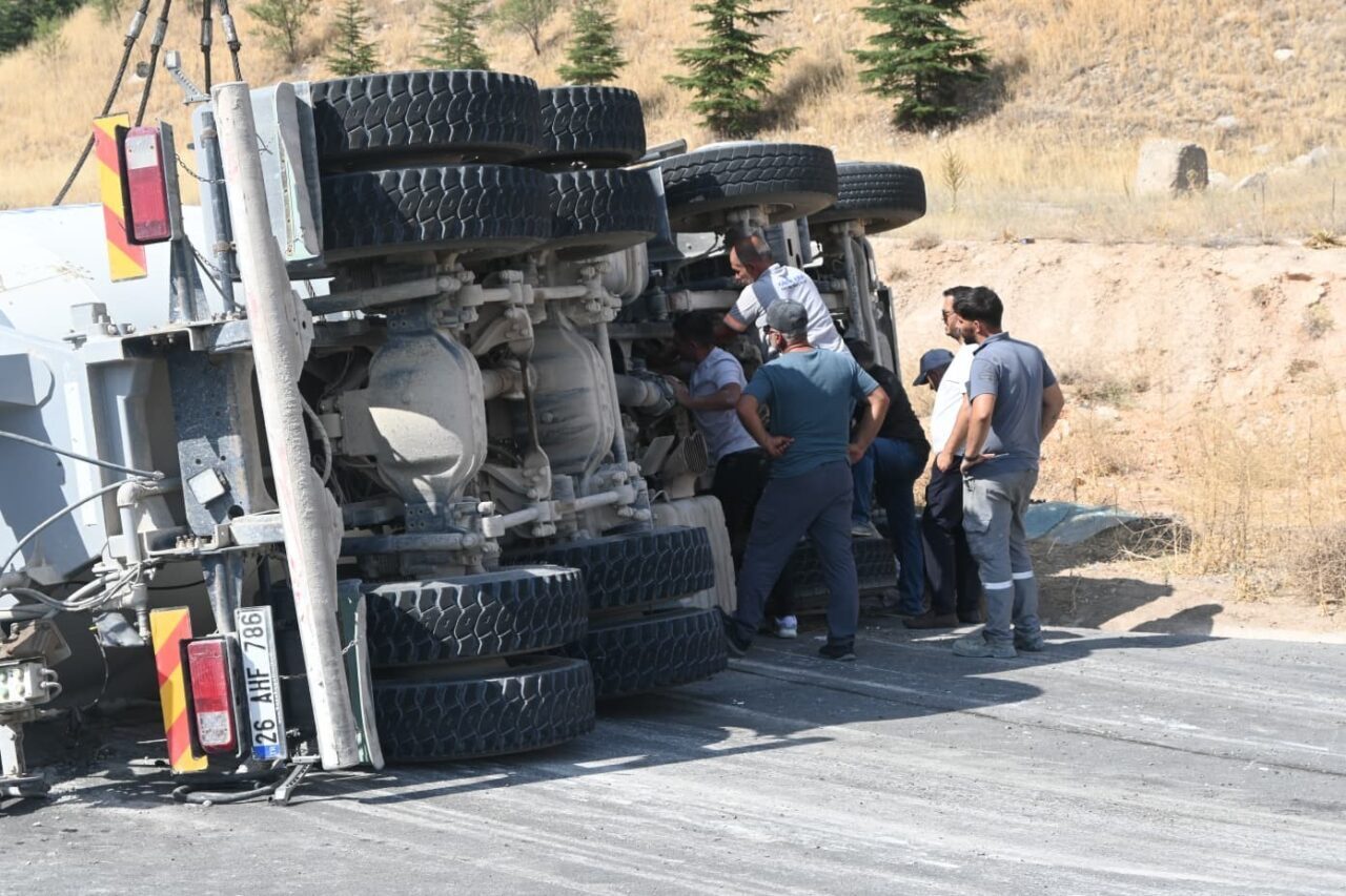 Eskişehir’de sürücüsünün direksiyon hakimiyetini kaybettiği beton mikserinin yana yatması sonucunda