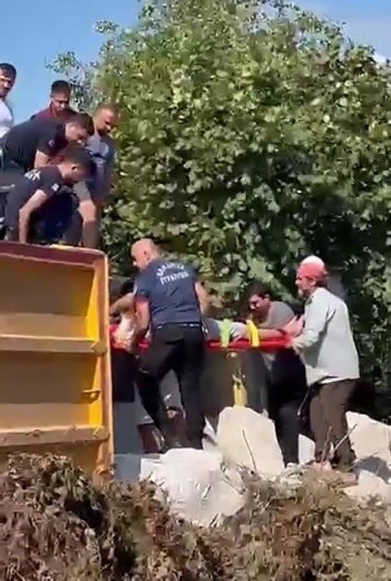 Sakarya’nın Kocaali ilçesinde sürücüsünün kontrolünden çıkan hafriyat kamyonu devrildi. Yaralı