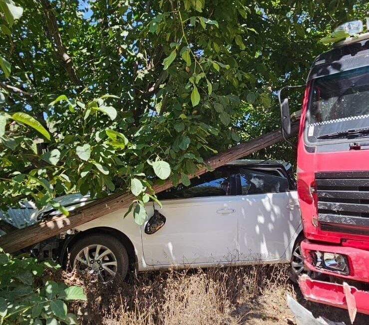 Osmaniye’nin Hasanbeyli ilçesi yokuştan inen kamyon park halindeki otomobile çarptı.