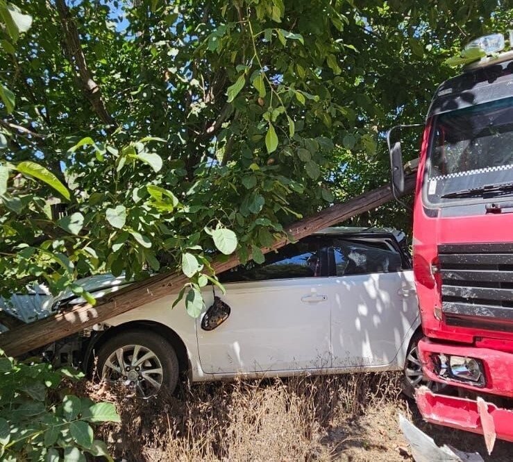 Osmaniye’nin Hasanbeyli ilçesi yokuştan inen kamyon park halindeki otomobile çarptı.