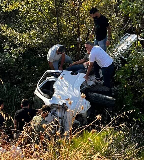Kocaeli’nin İzmit ilçesinde kontrolden çıkan kamyonet, yol kenarındaki ağaçlık alana