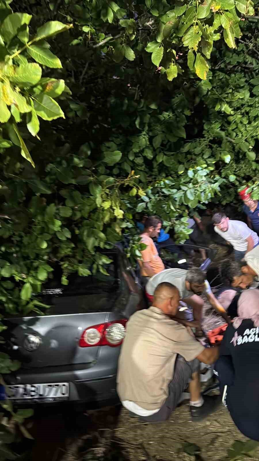 Sakarya’nın Adapazarı ilçesinde sürücüsünün direksiyon hakimiyetini kaybetmesi neticesinde kontrolden çıkan