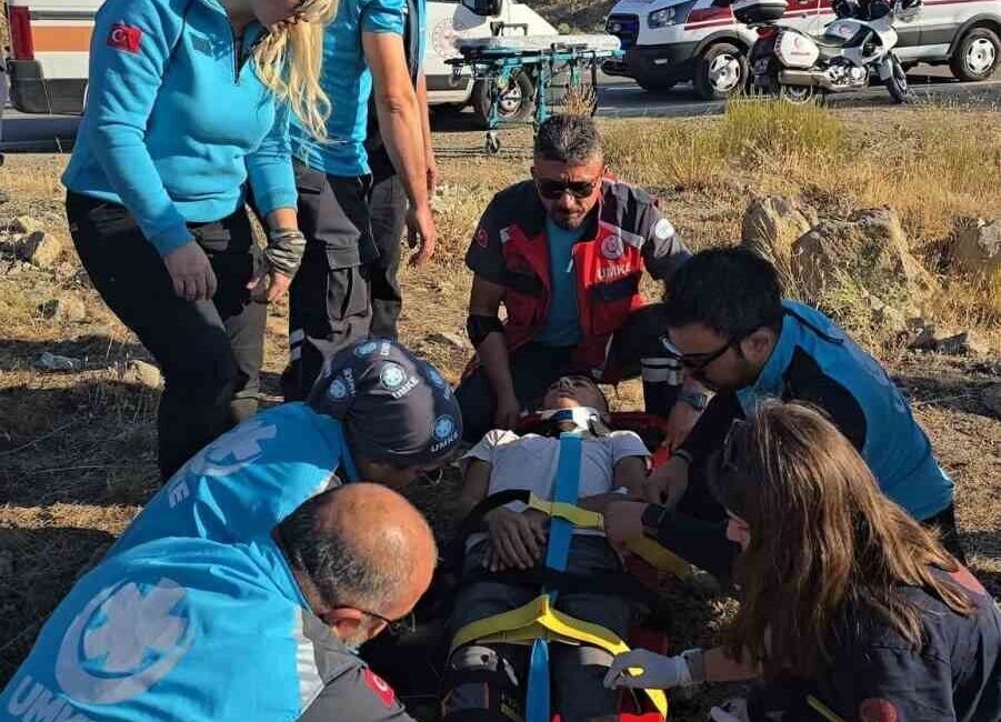 Afyonkarahisar’da kontrolden çıkan otomobilin devrildiği trafik kazasında yaralanan 3 vatandaşa