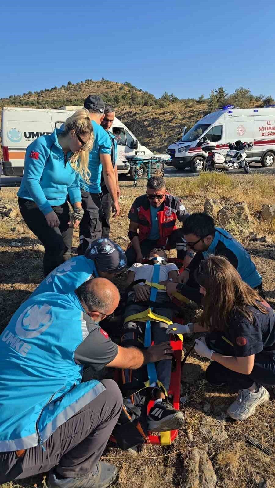 Afyonkarahisar’da kontrolden çıkan otomobilin devrildiği trafik kazasında yaralanan 3 vatandaşa