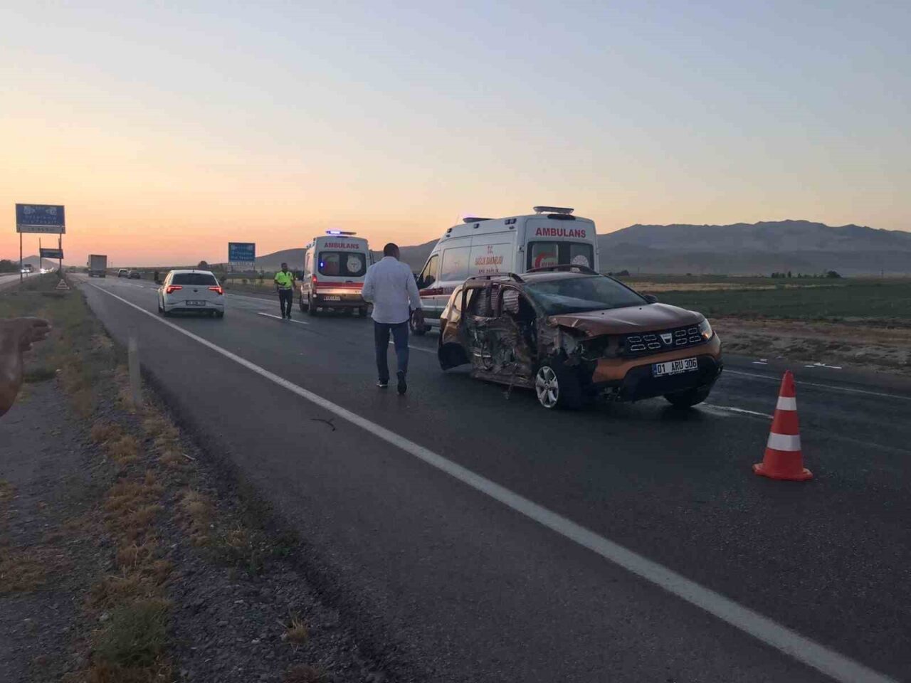 Konya’nın Karapınar ilçesinde kontrolden çıkan otomobilin trafik levhasına çarparak karşı