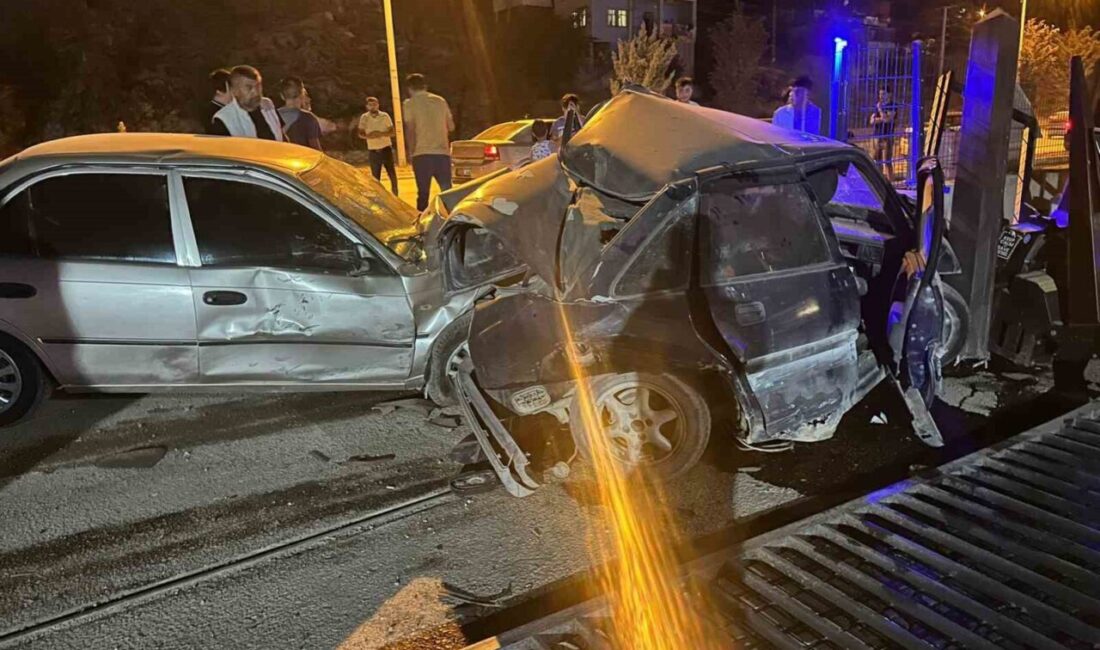 Kahramanmaraş’ın Elbistan ilçesinde meydana gelen trafik kazası güvenlik kamerasınca kaydedildi.