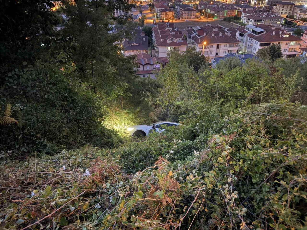 Sakarya’nın Serdivan ilçesinde sürücüsünün kontrolünden çıkan otomobil, şarampole devrildi. Sürücü