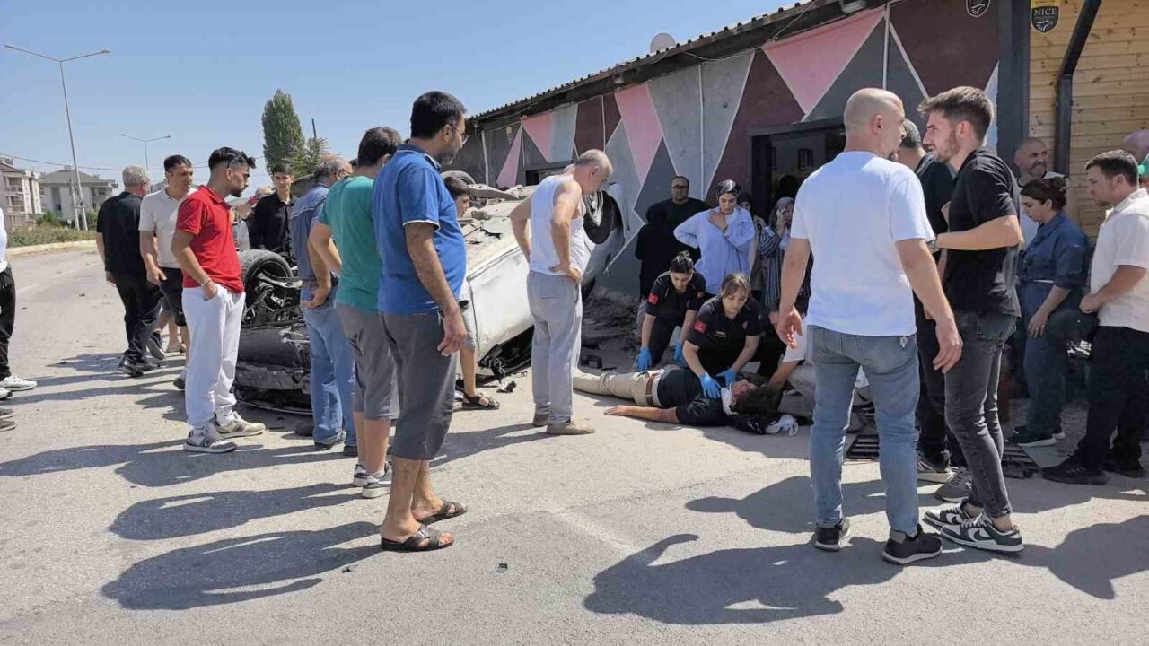 Bursa’nın İnegöl ilçesinde kontrolden çıkan otomobilin takla atarak karşı yola