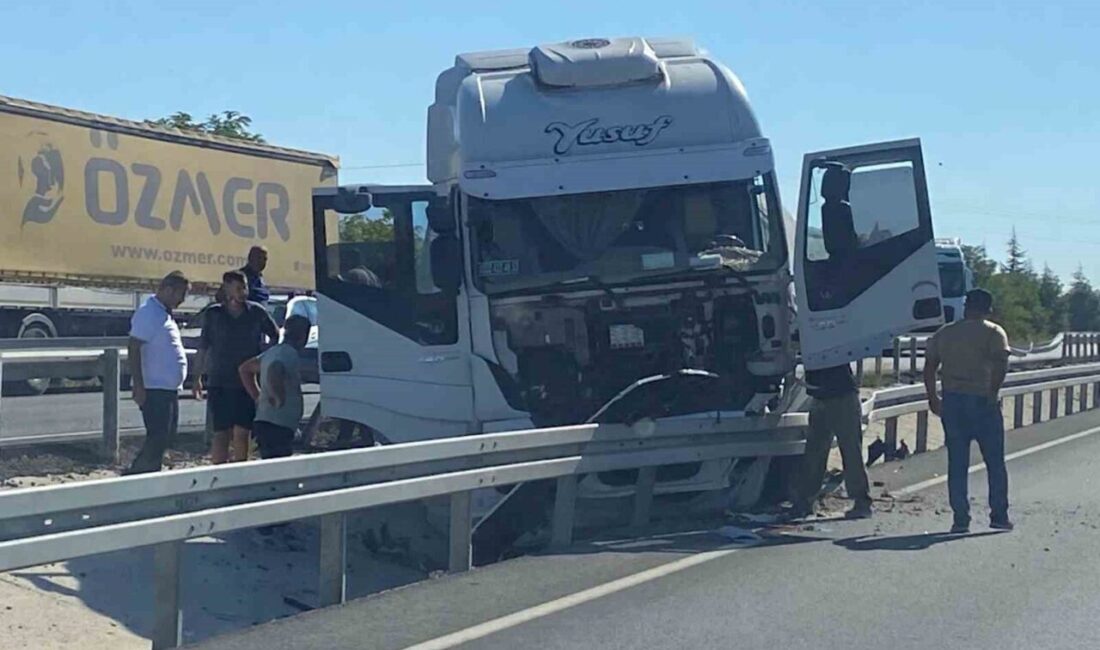 Afyonkarahisar’dan Denizli’ye seyir halindeki tır sürücüsünün direksiyon hakimiyetini kaybetmesi sonucu