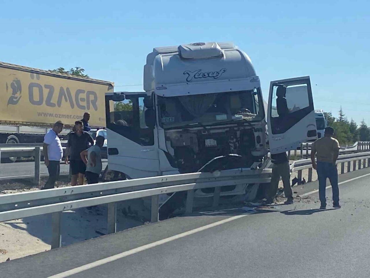Afyonkarahisar’dan Denizli’ye seyir halindeki tır sürücüsünün direksiyon hakimiyetini kaybetmesi sonucu