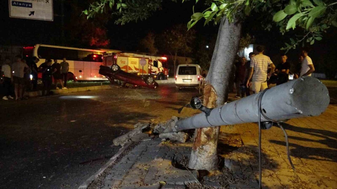 Antalya’da, sürücüsünün direksiyon hakimiyetini kaybetmesi sonucu takla atan otomobildeki sürücü