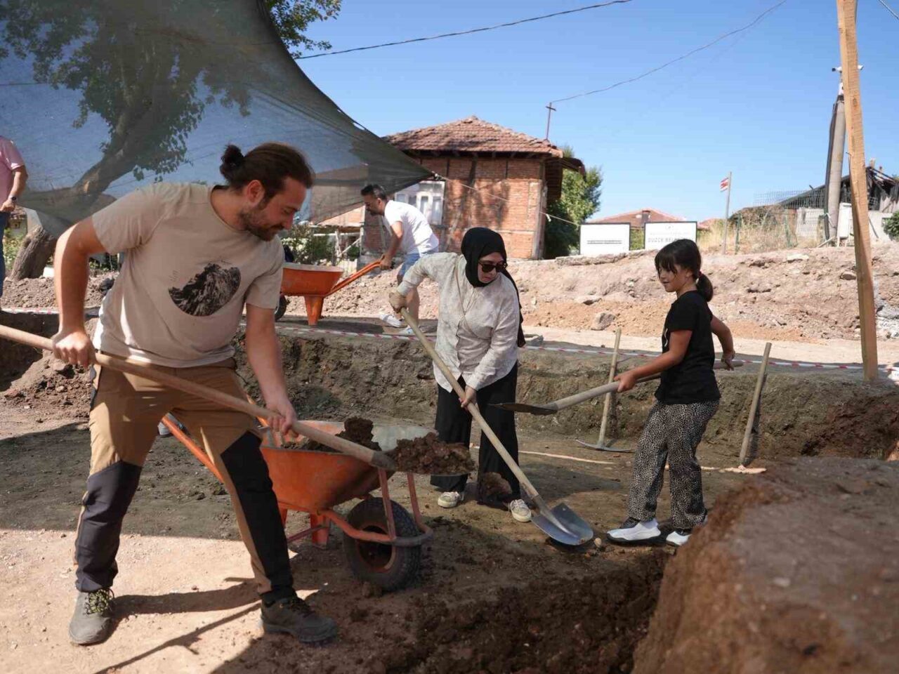 Düzce Belediyesi’nin büyük desteğiyle sürdürülen Konuralp Antik Tiyatrosu’ndaki kazı çalışmalarında
