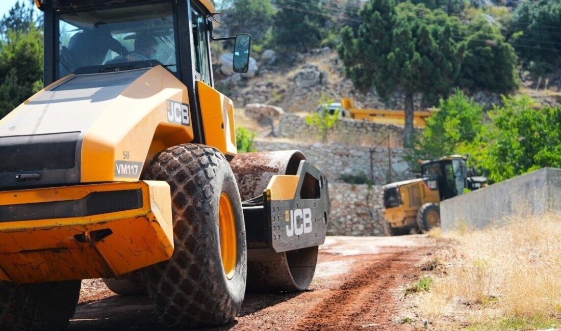 Konyaaltı Belediyesi, ilçenin dört bir yanında yol, yapım, bakım ve