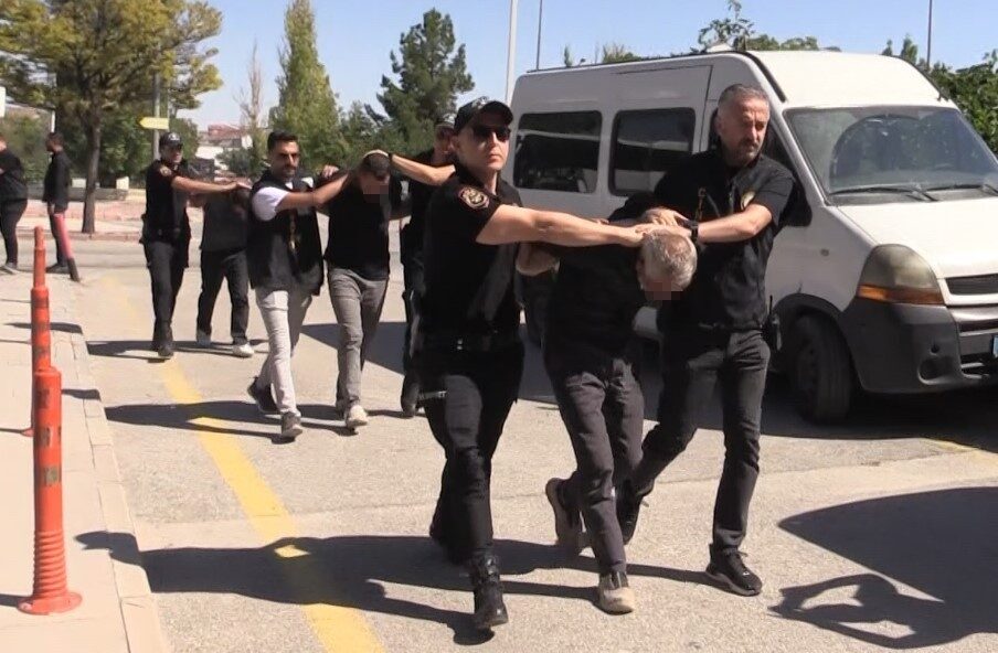 Konya’da baba ve oğlunu öldüren cinayet zanlısı adliyeye sevk edildi.