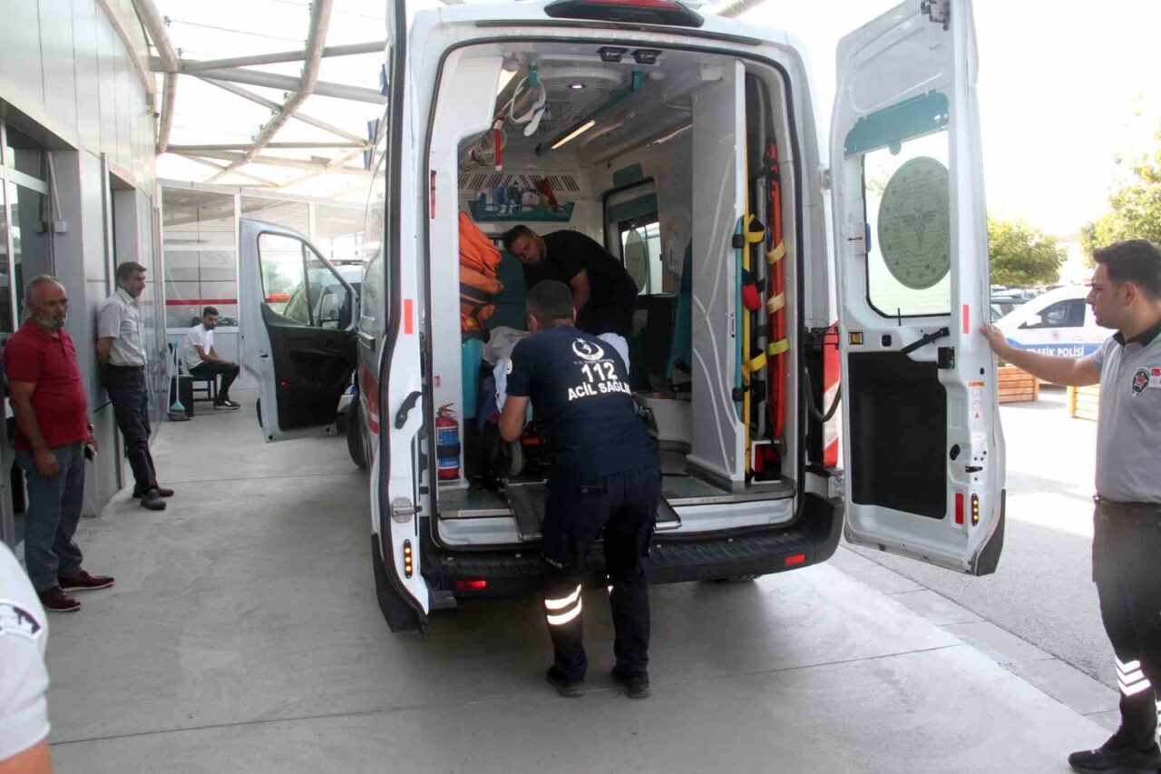Konya’nın Beyşehir ilçesinde otogarda yaşanan bıçaklı kavgada 2 kişi yaralandı.