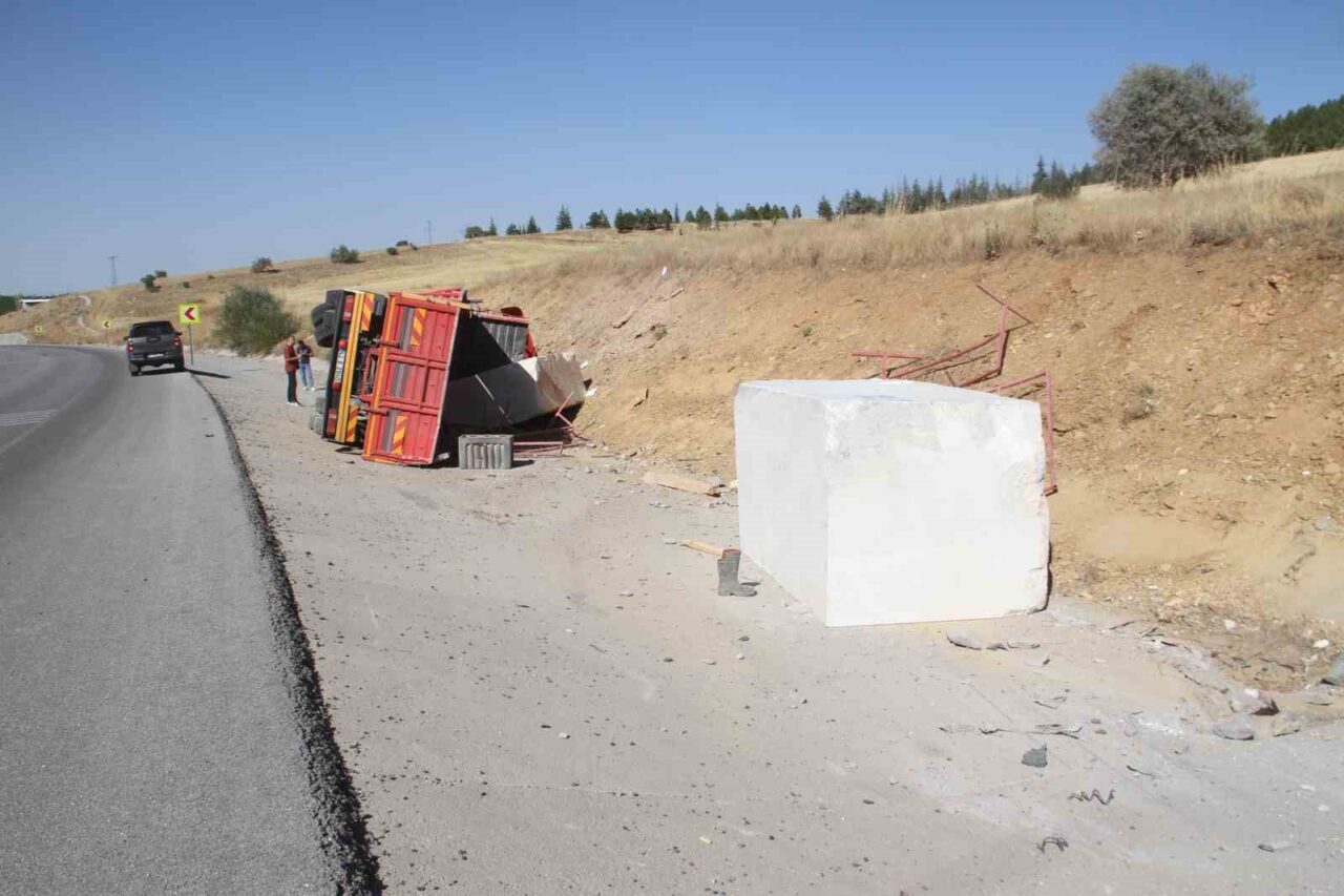 Konya’da mermer blok ve tomruk yüklü tırların devrilmesi sonucu yaşanan