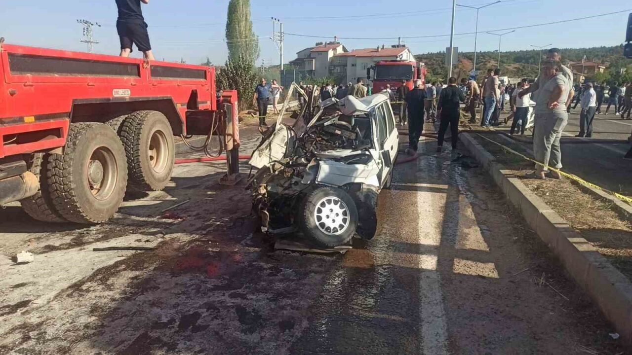 Konya’nın Doğanhisar ilçesinde otomobilin tırla çarpışması sonucu meydana gelen kazada