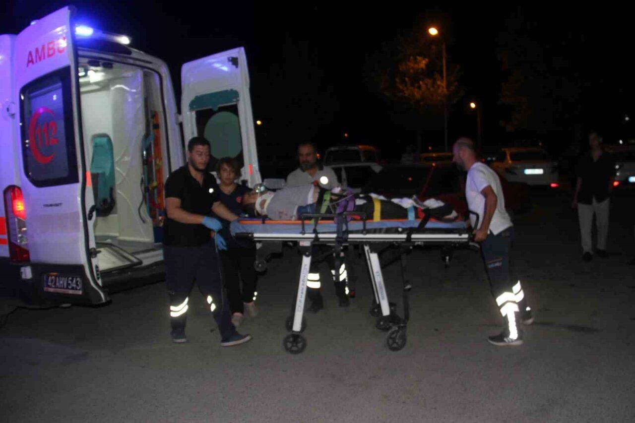 Konya’nın Beyşehir ilçesinde iki otomobilin kavşakta çarpıştığı kazada 2’si ağır