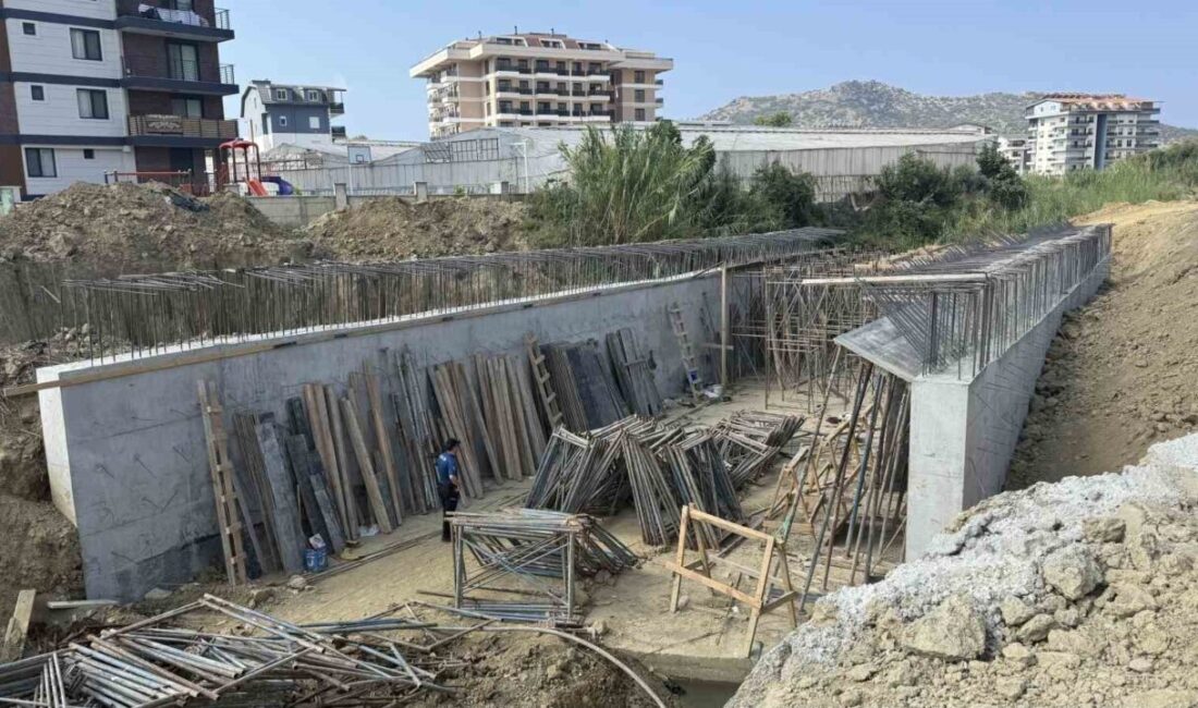 Antalya’nın Gazipaşa ilçesinde köprü inşaatında düşen inşaat işçisi ağır yaralandı.