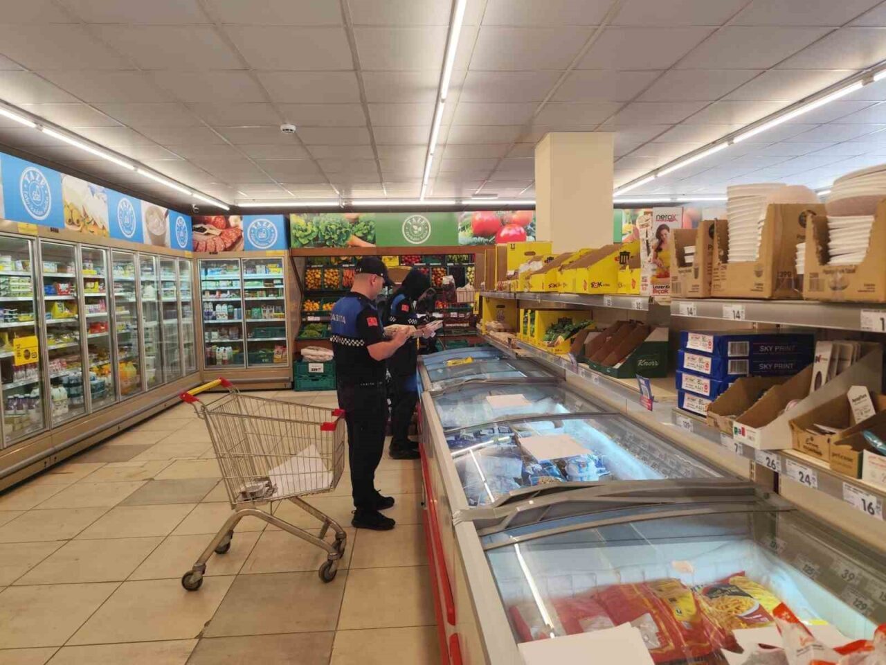 Körfez Belediyesi Zabıta Müdürlüğü ekipleri, ilçe genelinde faaliyet gösteren marketlere