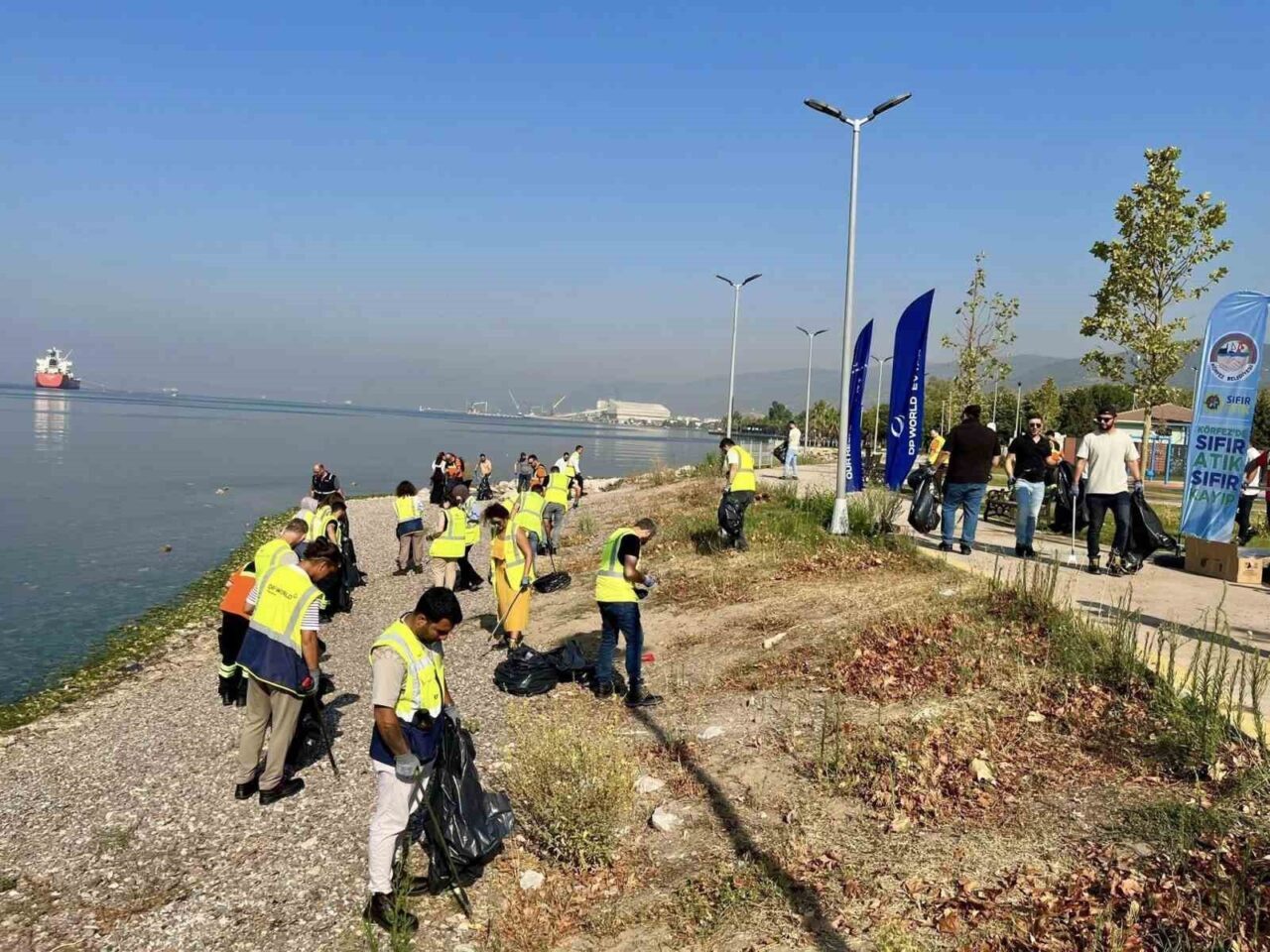 Körfez Belediyesi ekipleri ve gönüllülerin katılımıyla Yarımca sahilinde yapılan kıyı