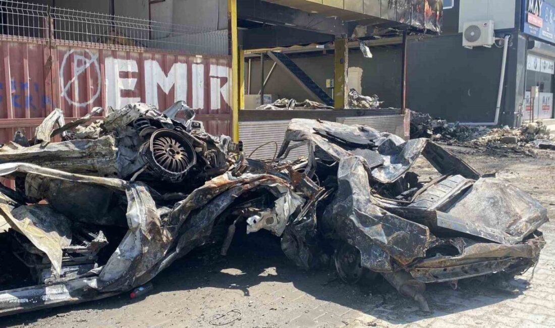 Hatay’ın Antakya ilçesinde bulunan sanayi sitesinde çıkan yangında, hasarlı iş