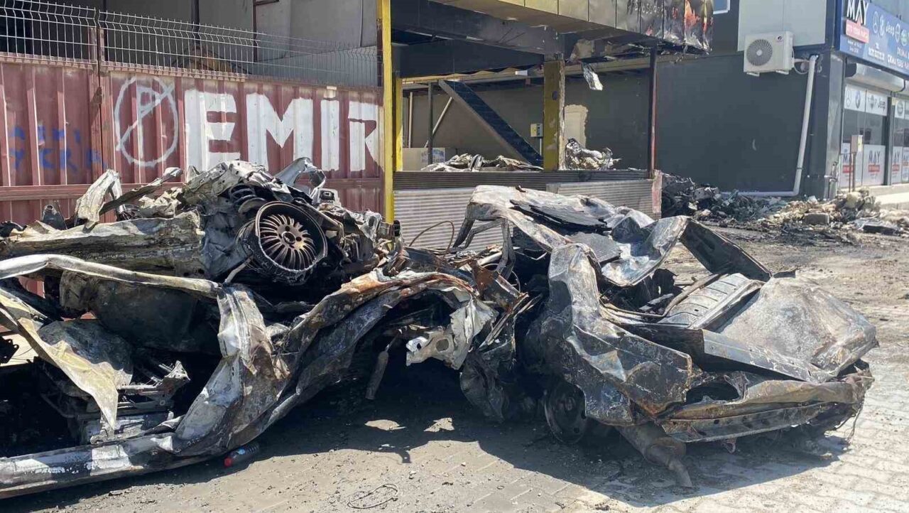 Hatay’ın Antakya ilçesinde bulunan sanayi sitesinde çıkan yangında, hasarlı iş