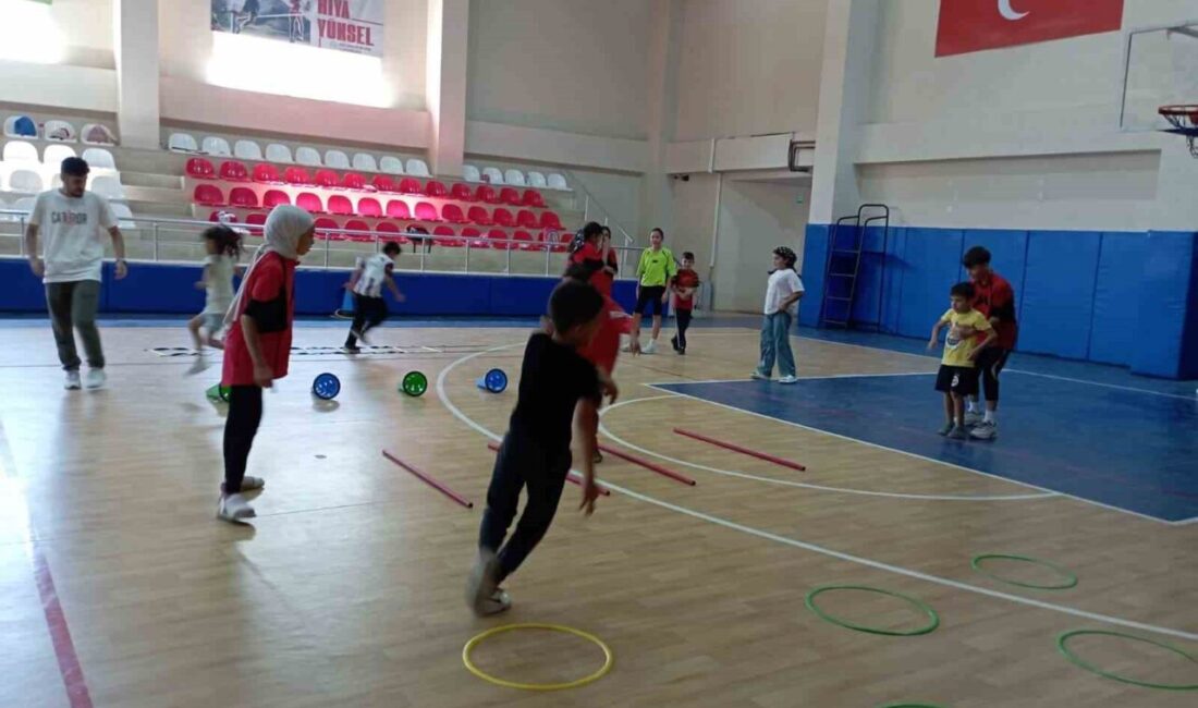 Muş’un Korkut ilçesinde gençlerin yoğun ilgi gösterdiği kort tenisi antrenmanları