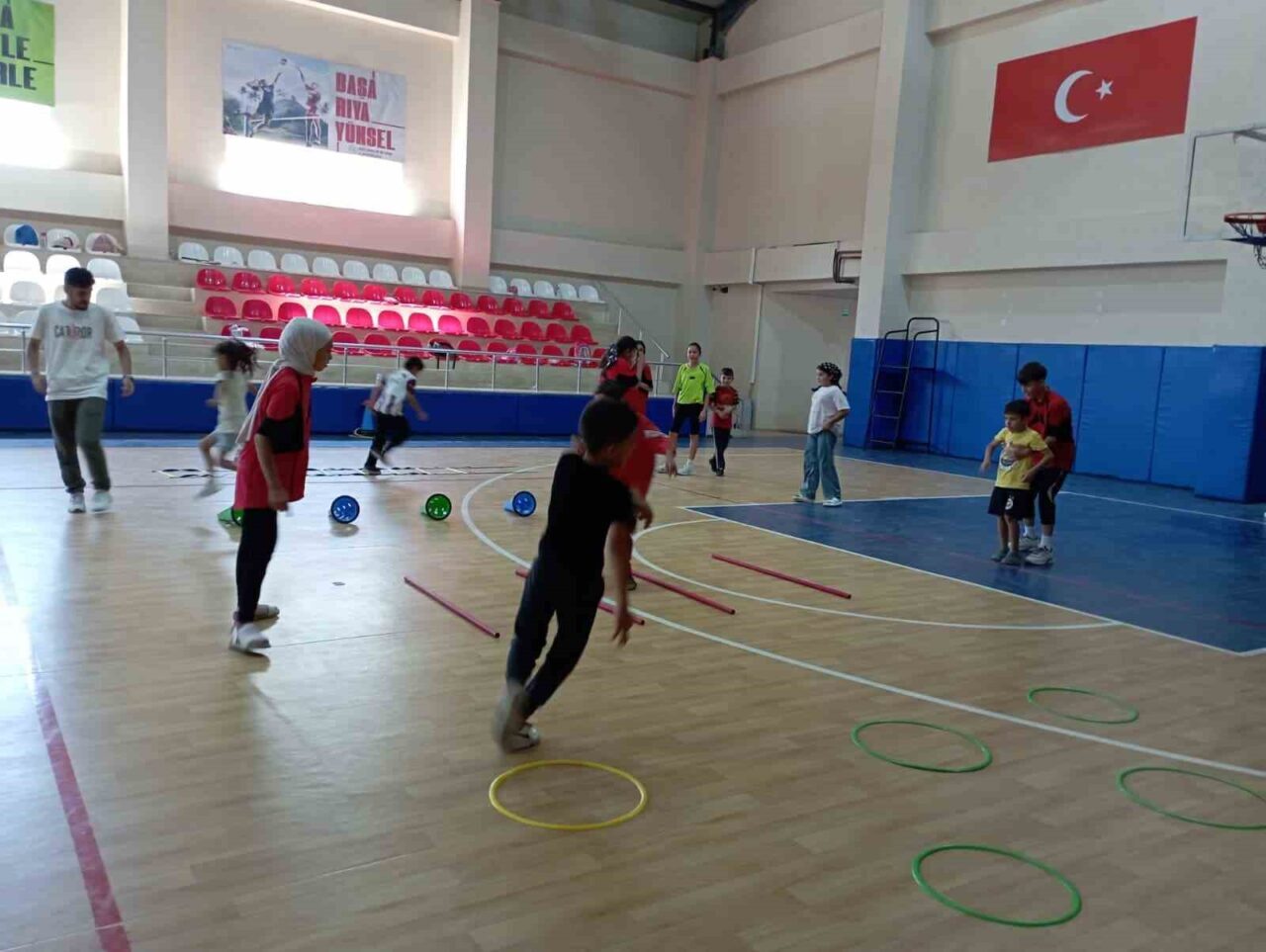 Muş’un Korkut ilçesinde gençlerin yoğun ilgi gösterdiği kort tenisi antrenmanları