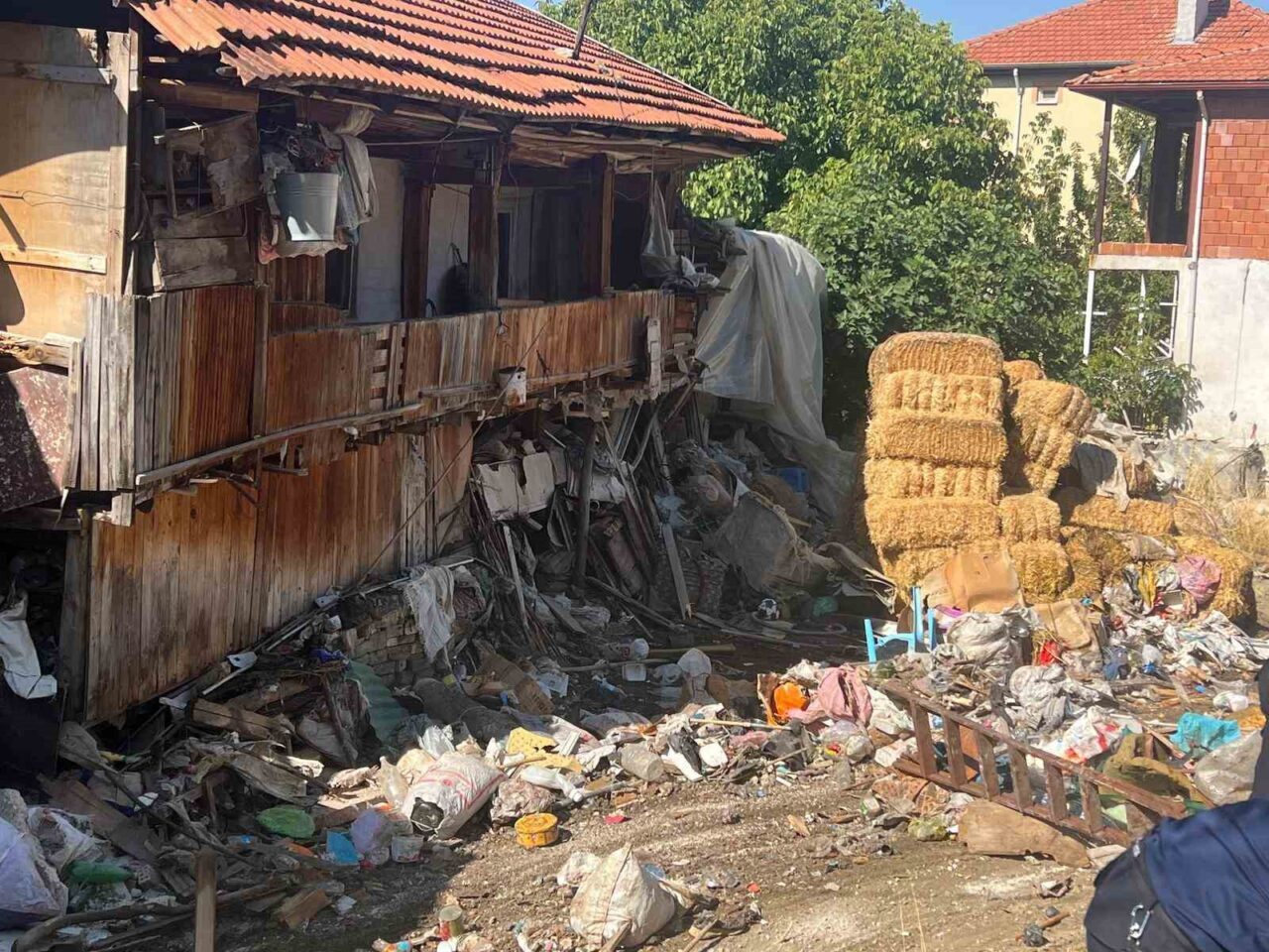 Burdur’un Bucak ilçesinde mahallede yayılan kötü kokulardan şikâyet eden mahalle