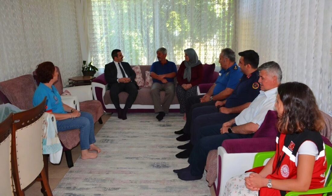 Muğla’nın Köyceğiz Kaymakamı Mert Kumcu şehit ailelerini ziyaret etmeye devam