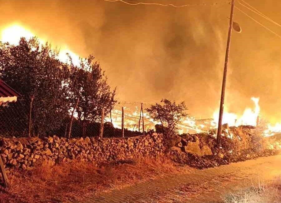 Çankırı’nın Bayramören ilçesine bağlı bir köyde çıkan yangında 6 ev