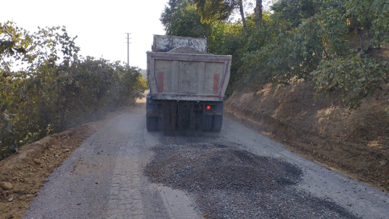 Düzce’de köy yollarında asfaltlama çalışmalarının yanı sıra sathi kaplama çalışmaları