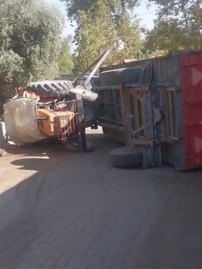 Adana’nın Kozan ilçesinde traktörün devrilmesi sonucu meydana gelen trafik kazasında