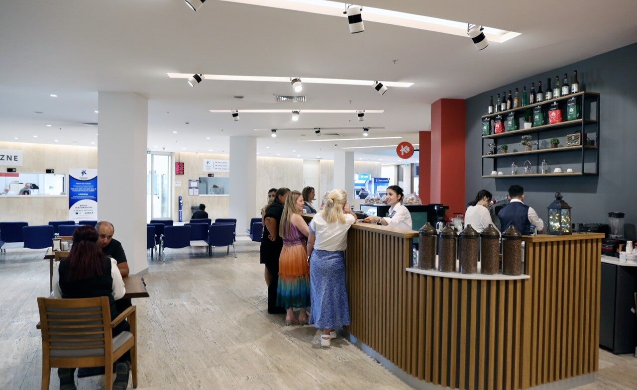 Küçükçekmece Belediye hizmet binasında açılan Kafe K, sıcak-soğuk içecekler, tatlılar