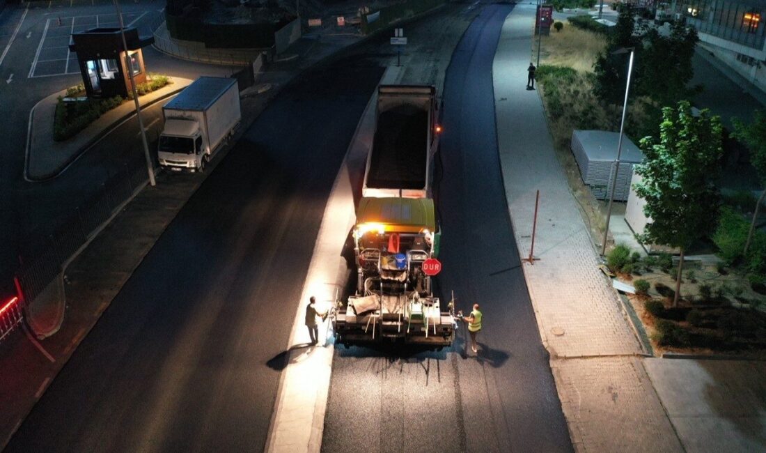 Küçükçekmece Belediyesi ilçenin çeşitli mahallelerinde sürdürdüğü asfalt yama ve asfalt