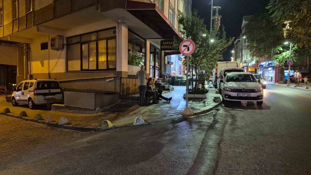 Küçükçekmece’de kız arkadaşıyla yürüyen şahıs, cadde ortasında silahlı saldırıya uğradı.