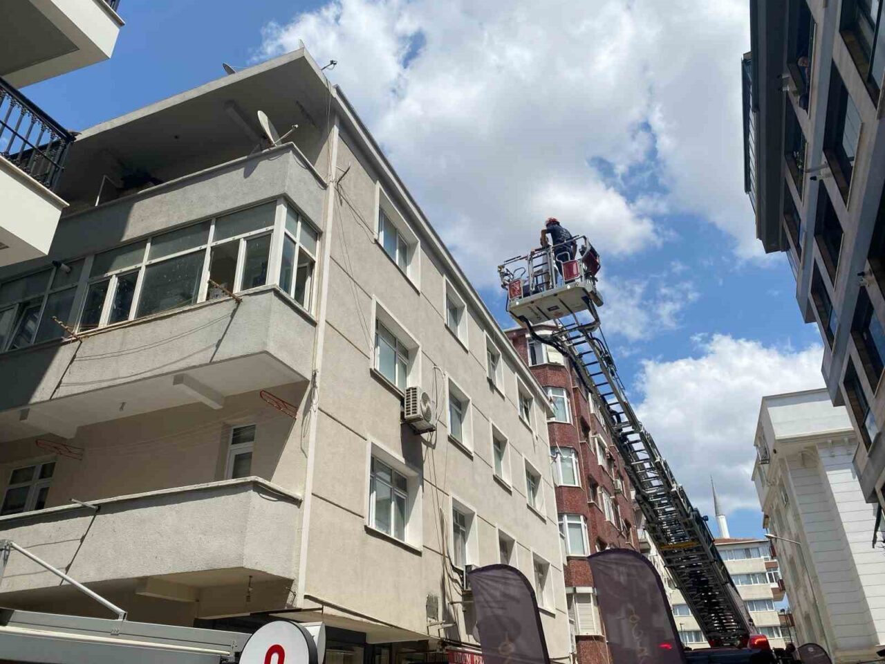 İstanbul Küçükçekmece’de kentsel dönüşüm dahilinde iş makinesi ile yıkım yapıldığı