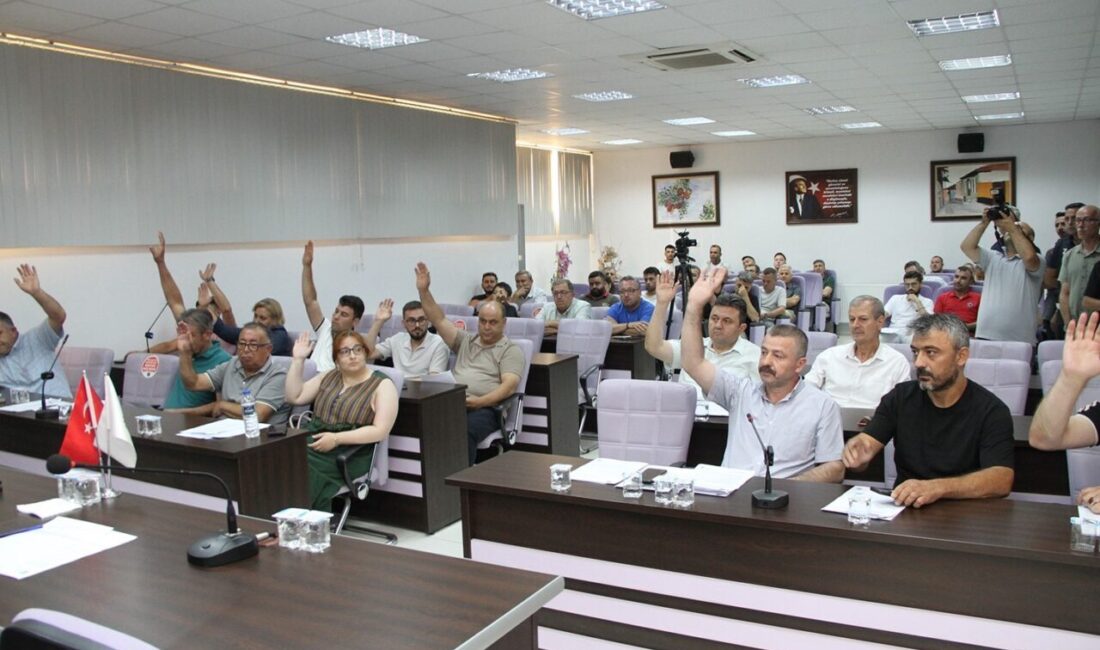 Manisa’nın Kula ilçesinde, Belediye Meclisi’nde görev yapan 2 asil ve